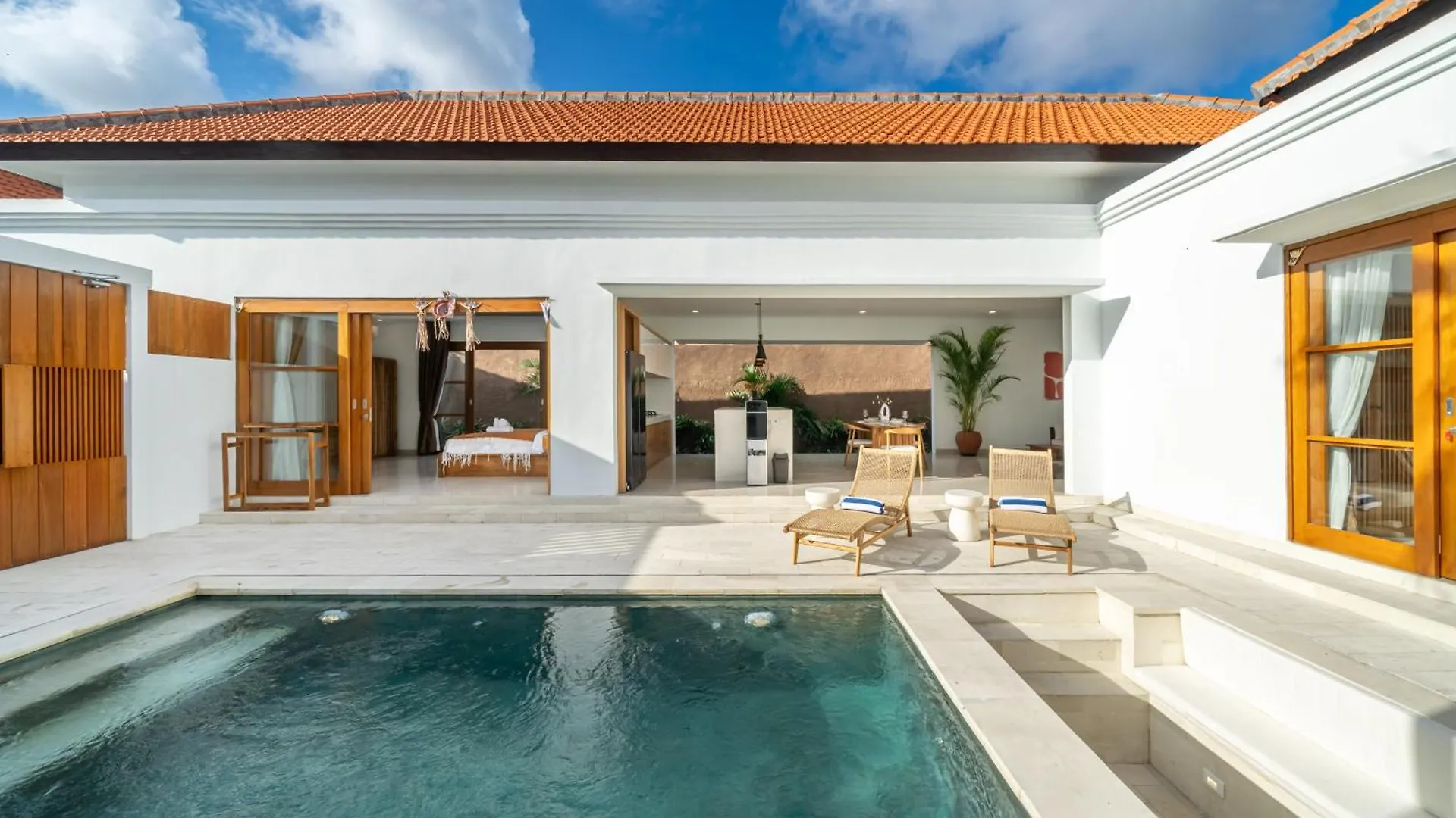 Special Offer! Elegant 2-Bedroom Villa With Large Pool In Canggu! location