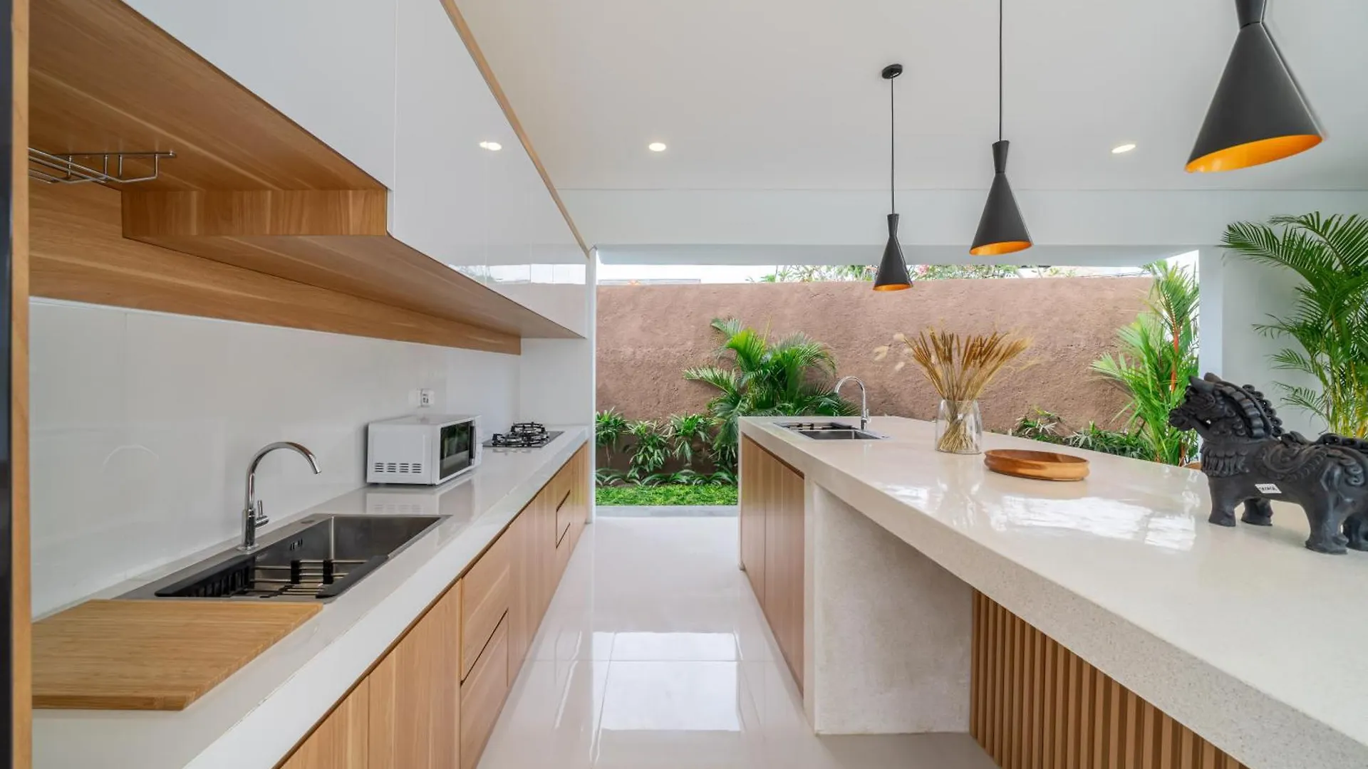 Special Offer! Elegant 2-Bedroom Villa With Large Pool In Canggu!